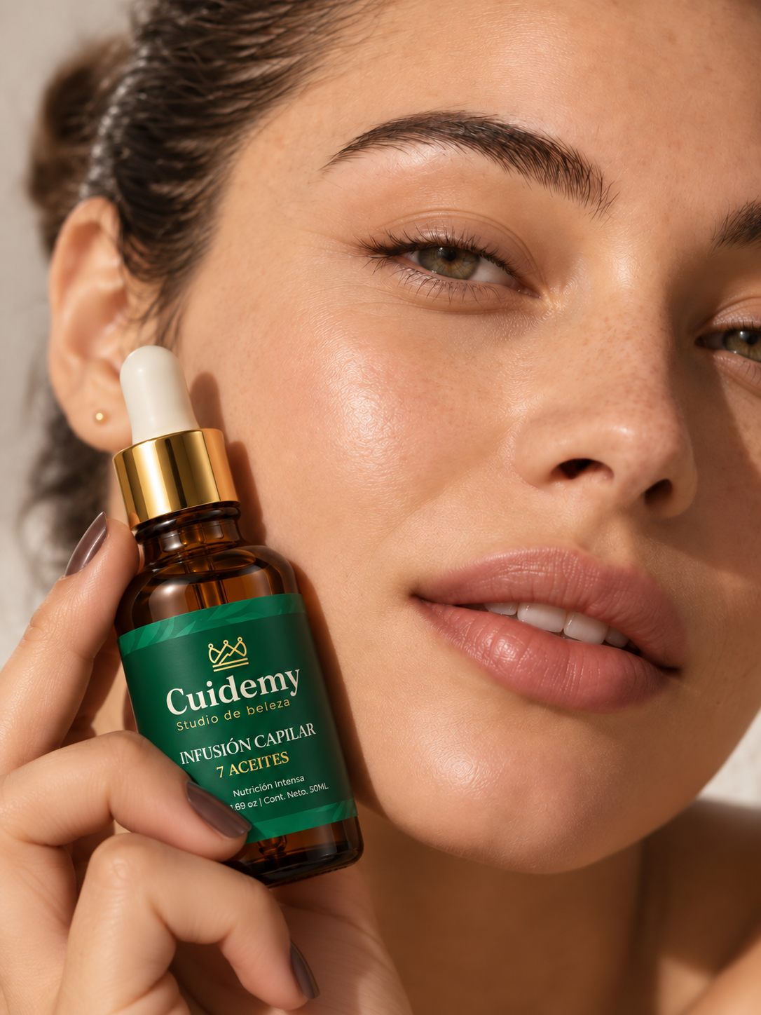 Mujer aplicando la infusión capilar Cuidemy 7 Aceites