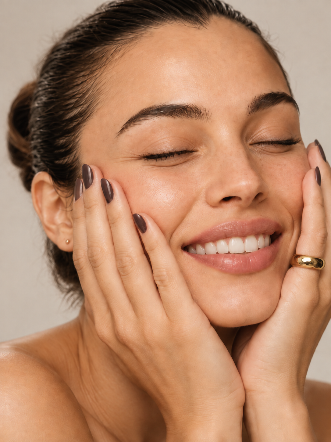 Mujer disfrutando de su ritual de cuidado facial
